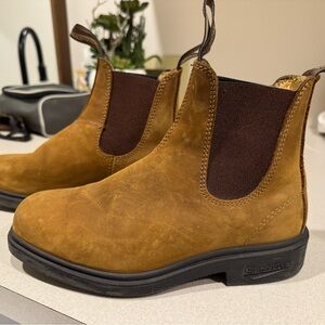 Blundstone Women’s Brown Chelsea Boots.